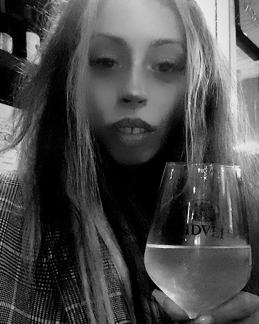 Photo by CandieCross with the username @CandieCross, who is a star user,  September 30, 2020 at 11:37 PM. The post is about the topic Sharesome Hot Chicks and the text says 'Cheers for you Guys ! Night very good Night ❤ #great #candieland #wine #realme #mode'
