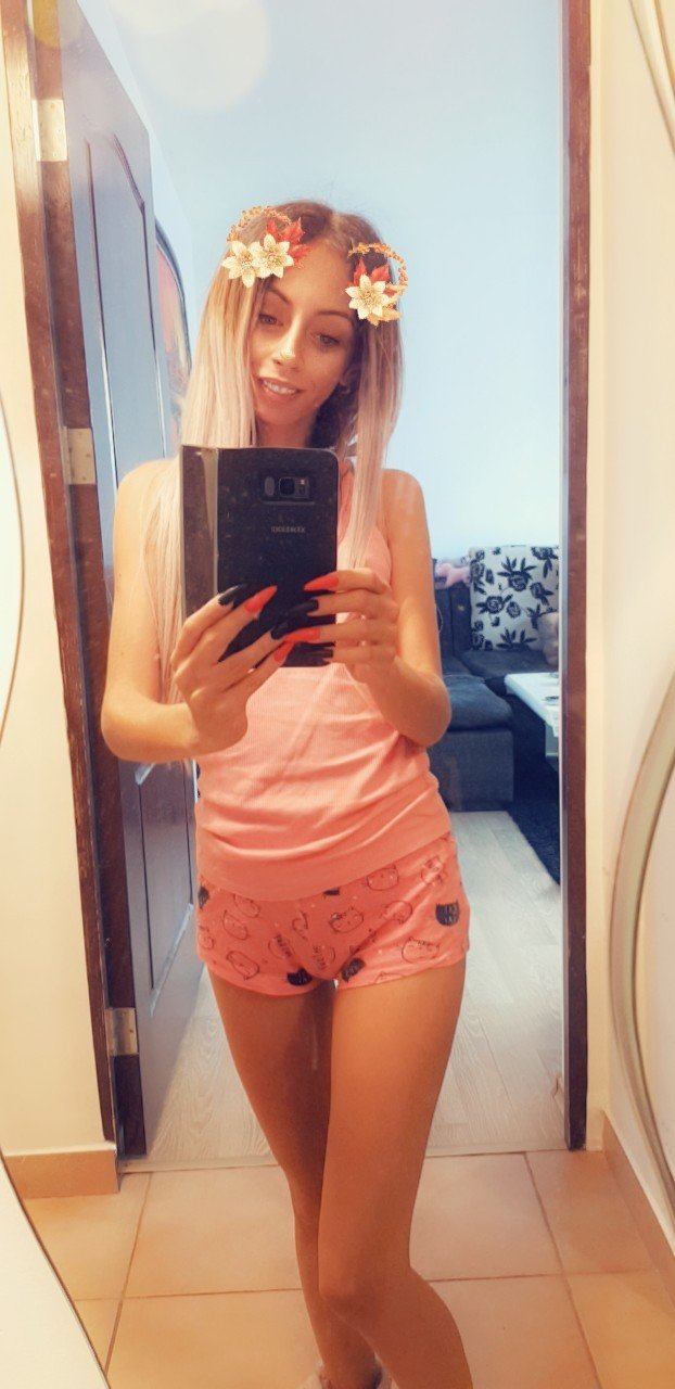 Photo by CandieCross with the username @CandieCross, who is a star user,  September 19, 2018 at 8:36 AM and the text says 'Wake up guys ! #sexy #blonde #skinny #hot'