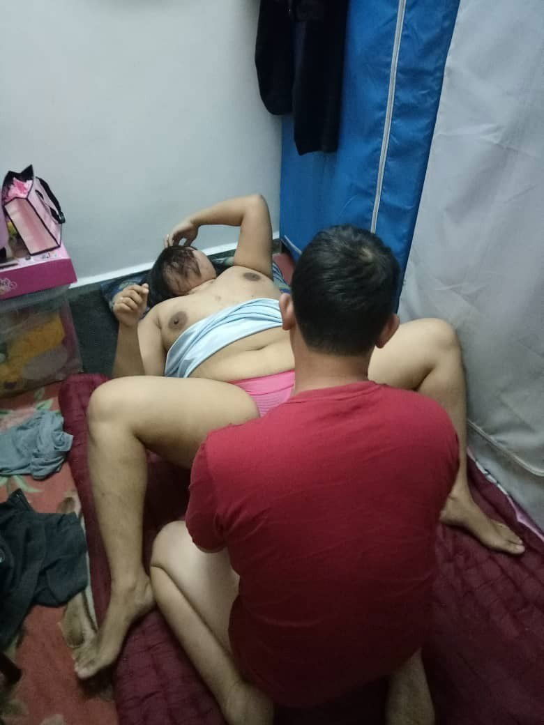 Album by Batangbesar with the username @Batangbesar,  January 12, 2020 at 7:44 AM. The post is about the topic MILF and the text says 'AKSI RANJANG AMIRA MILF BANTING

aksi sex dirakam dirumah amira sendiri
terkangkang luas merasa nikmat dildo hingga terpancut air pantat. selepas digangbang
berpakaian sexy tanpa bra menampakan tetek amira yang besar.
beraksi seperti pornstar amira keluar..'