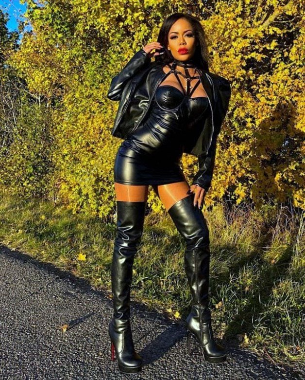 Photo by KarinaClarketv with the username @KarinaClarketv,  March 14, 2024 at 11:07 PM. The post is about the topic Sexy Boots and the text says '#boots #latex'