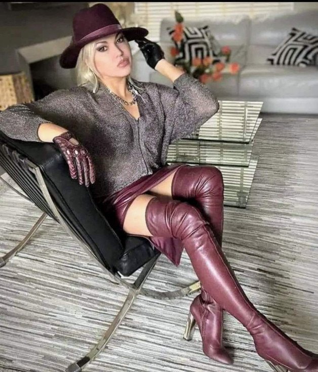 Photo by KarinaClarketv with the username @KarinaClarketv,  April 26, 2024 at 12:41 AM. The post is about the topic Sexy Boots and the text says '#boots'