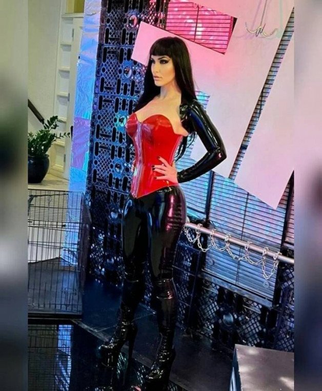 Photo by KarinaClarketv with the username @KarinaClarketv,  May 1, 2024 at 11:06 PM. The post is about the topic Dominatrix and the text says '#dominatrix #corset'
