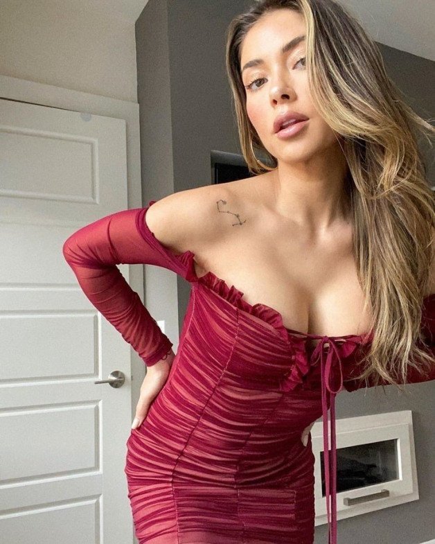 Photo by KarinaClarketv with the username @KarinaClarketv,  January 8, 2024 at 2:18 PM. The post is about the topic tightdresses and the text says '#AriannyCeleste'