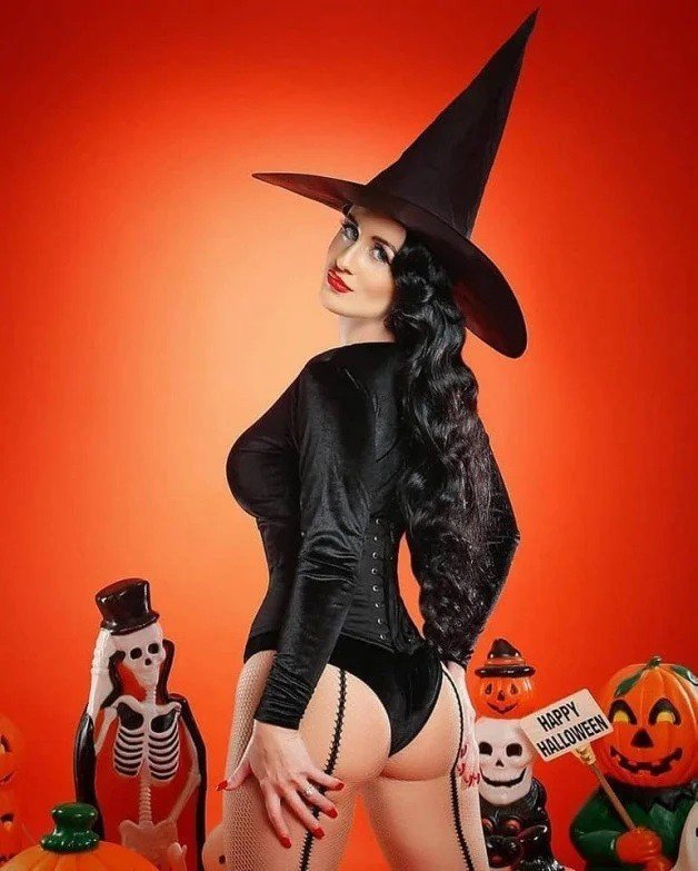 Photo by KarinaClarketv with the username @KarinaClarketv,  October 12, 2023 at 9:10 AM. The post is about the topic Fancy dress and sexy costumes and the text says '#witch #costume'
