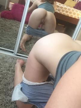 Photo by snapme@maehixxe19 with the username @maehixxe19,  July 8, 2019 at 6:02 PM. The post is about the topic Amateurs and the text says 'guys if you from USA,CANADA pM mE on SNAPCHAT im really horny now @maehixxe19'