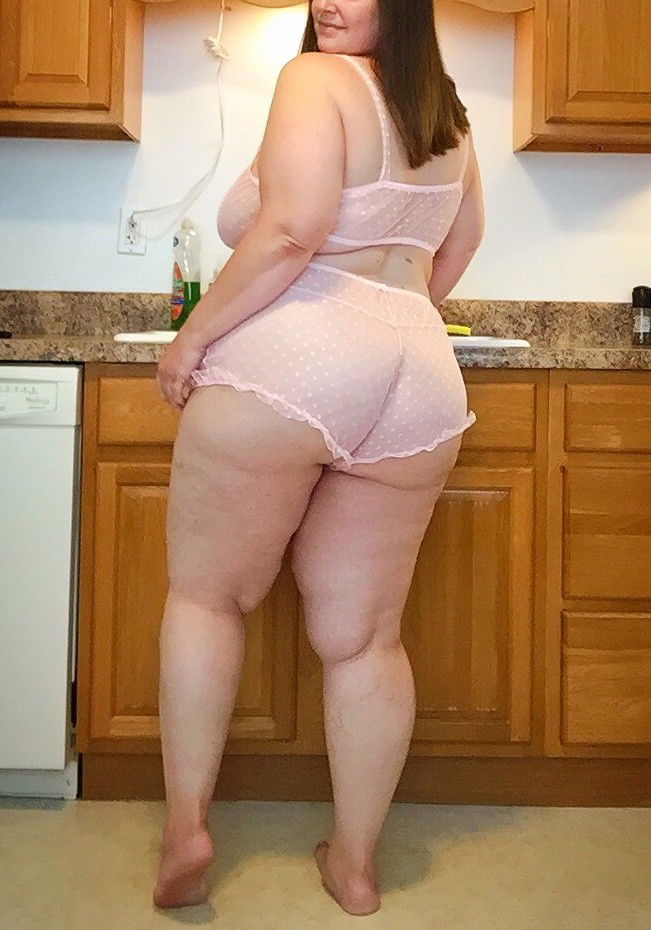 Photo by JessBBW with the username @JessBBW, who is a verified user,  August 7, 2020 at 1:13 PM. The post is about the topic Curvy and the text says 'You can watch while I do the dishes..'