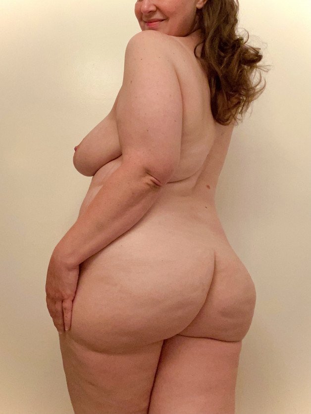 Photo by JessBBW with the username @JessBBW, who is a verified user,  August 9, 2021 at 1:25 AM. The post is about the topic chubby amateurs and the text says 'If I were to start posting videos of me playing with someone what would you most like to see?  I can’t post my face so I’ll need to wear a mask/cover my eyes.  Not promising anything any time soon.  Just curious what YOU want to see.  Thank you!'