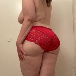 Photo by JessBBW with the username @JessBBW, who is a verified user,  January 27, 2022 at 2:47 AM. The post is about the topic chubby amateurs and the text says 'Seeing red..'