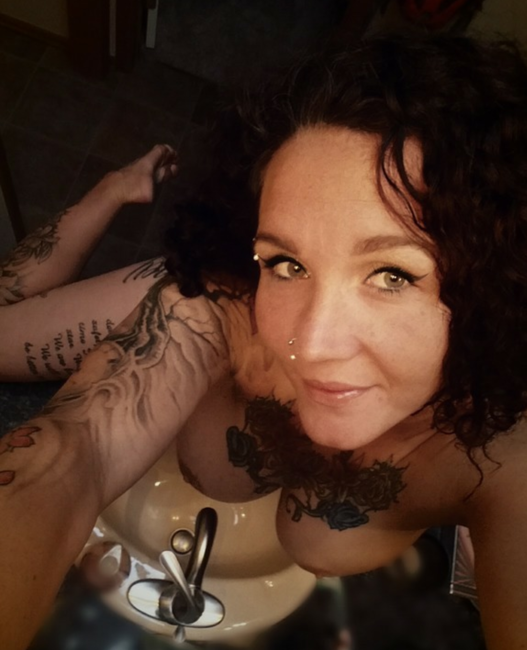 Photo by MsRae with the username @MsRae, posted on August 1, 2019. The post is about the topic Amateurs and the text says 'Hi darlings'