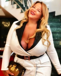 Photo by 2busty with the username @2busty, who is a brand user,  November 30, 2019 at 11:19 AM. The post is about the topic 2busty and the text says 'Amazing curvy plussize model Sarah Fraisou
Don’t forget to follow @ IG: sarahfraisou.paris'