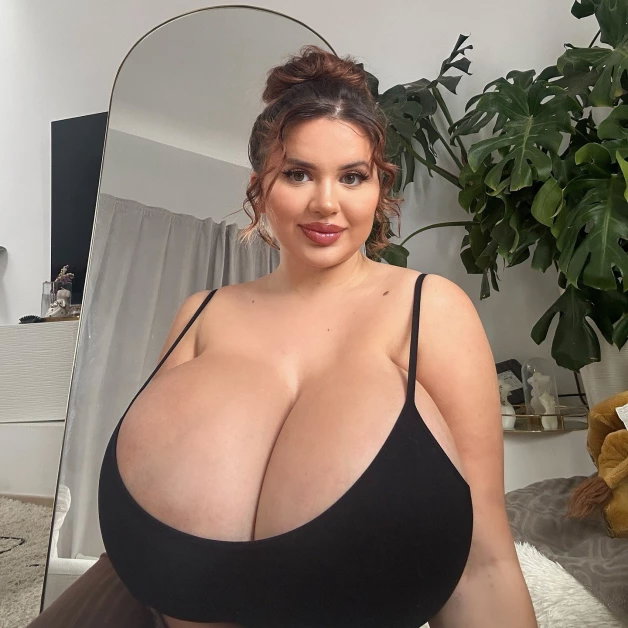 Photo by 2busty with the username @2busty, who is a brand user,  April 7, 2024 at 1:01 PM and the text says 'Mega busty 32K cup 👀 model 🥰
like♥️follow
follow her https://instagram.com/jessy.bunny.official
follow 2B https://instagram.com/2busty/'