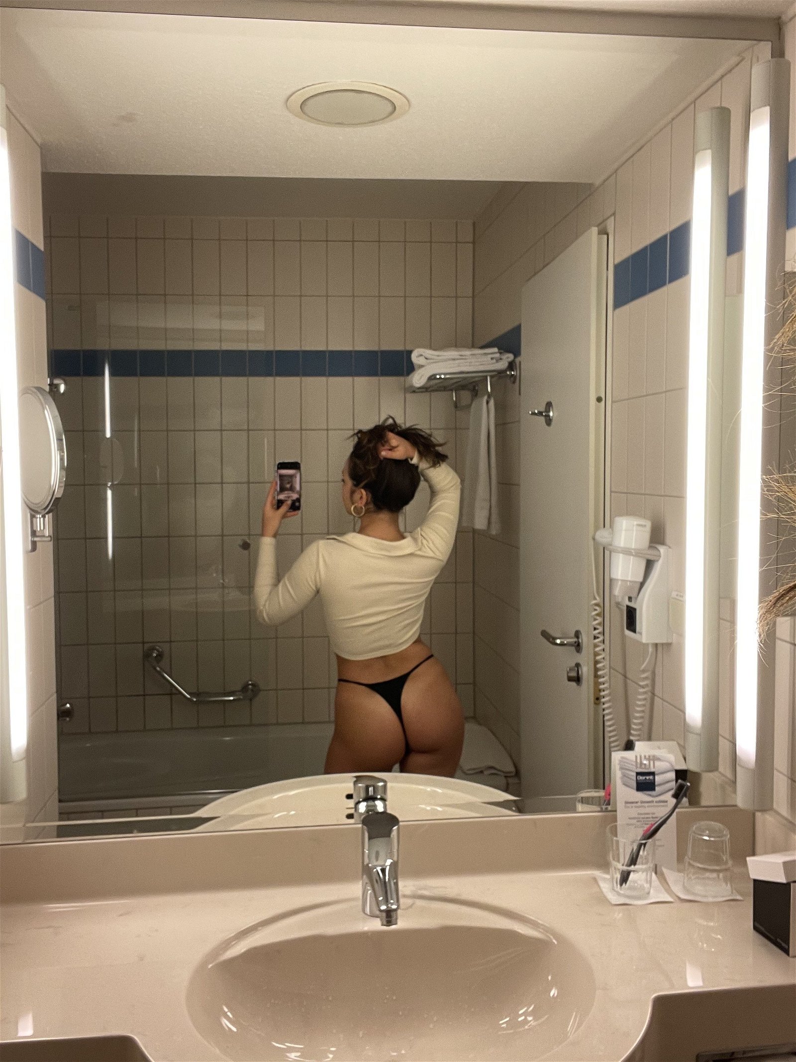 Photo by warmhoney with the username @warmhoney, who is a verified user,  November 28, 2023 at 4:43 PM. The post is about the topic bath and the text says 'i forgot sharesome existed 
Welcoming myself back with some bathroom selfies 🛁'