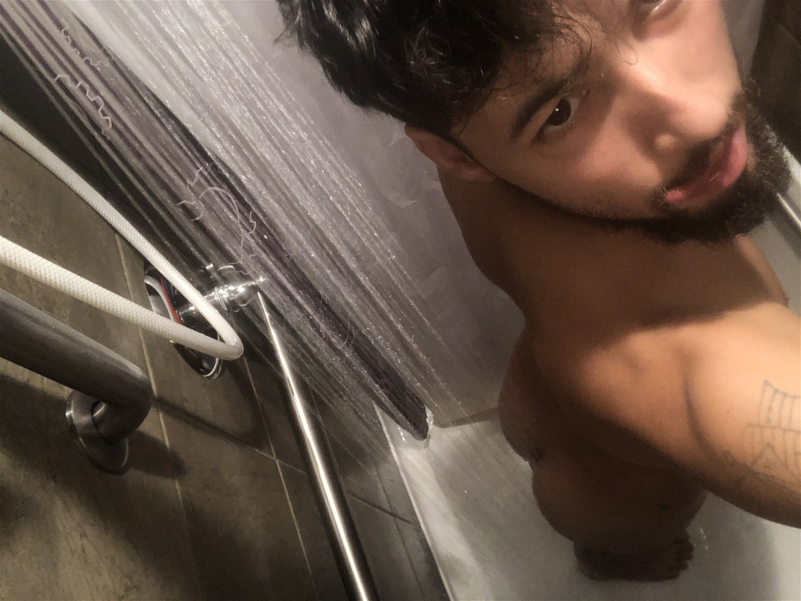 Photo by Cameron hunterxxx with the username @cameronhunter921,  August 20, 2019 at 8:28 PM. The post is about the topic Gay Amateur and the text says 'in the gym shower #gayporn'