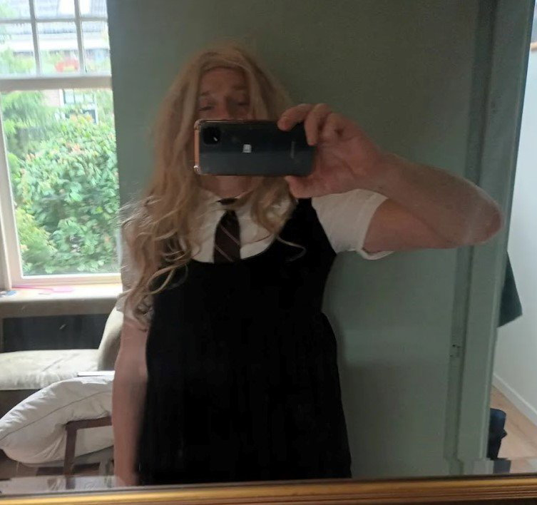 Photo by fluffie with the username @fluffie, who is a verified user,  August 5, 2023 at 8:02 AM. The post is about the topic sissy-proof pics of sexy GODDESSES and the text says 'schoolmeisjesuniform is binnen. Welke pruik maakt mij een braaf en gewillige studente?'