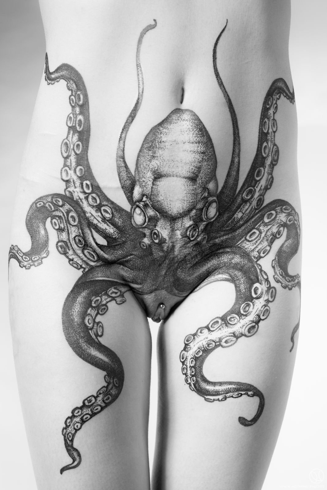 Photo by LePigeonVolant with the username @LePigeonVolant,  October 12, 2022 at 12:59 PM. The post is about the topic Intimate tattoos and the text says 'Octopus-sy'