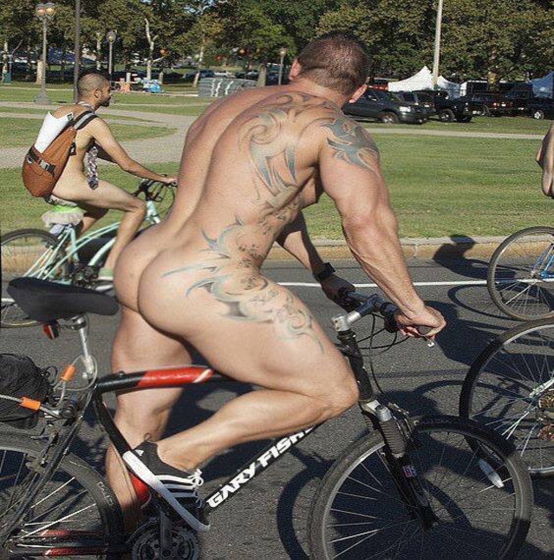 Photo by Wanaliklatin with the username @Wanaliklatin,  October 12, 2019 at 11:34 PM. The post is about the topic Men's ass on motorcycle/bicycle seats