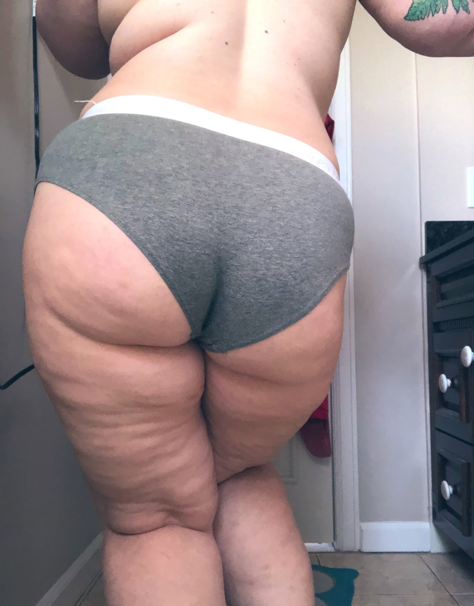 Photo by alizabethedw with the username @alizabethedw, who is a star user,  October 26, 2019 at 2:40 PM. The post is about the topic BBW and the text says 'This is a flawless ass. Any questions? 😏'
