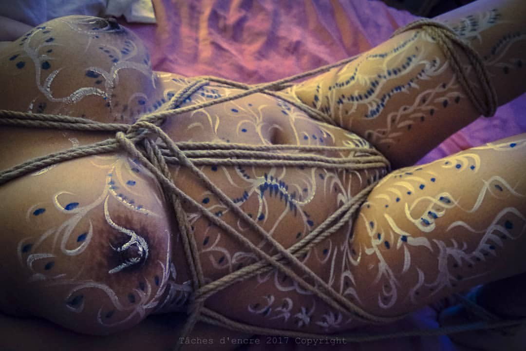 Photo by feraleffingdog with the username @feraleffingdog,  May 21, 2018 at 3:15 AM and the text says 'taches-dencre:#souvenir #bodypainting #floral #shibari  (à Paris, France)'