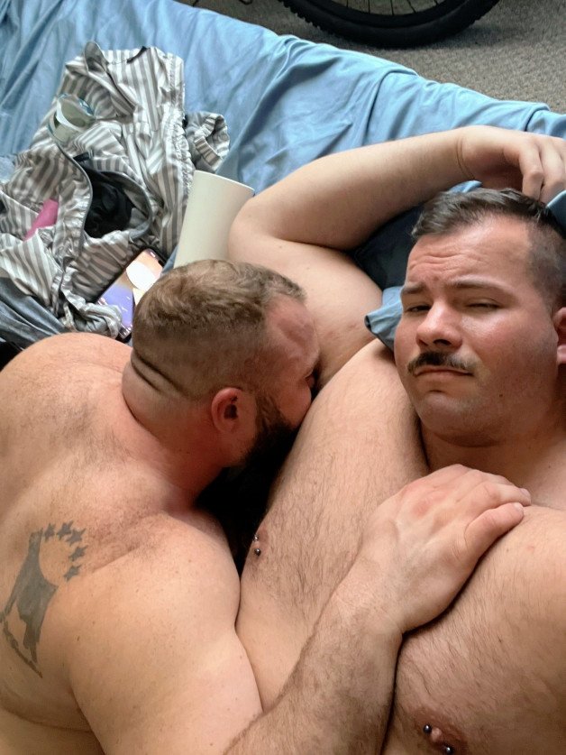 Photo by momo5 with the username @momo5,  May 12, 2023 at 1:27 AM. The post is about the topic Daddy Bears and the text says '#gay #daddy #armpit #smell #sniff'