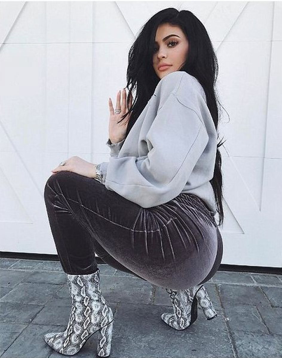 Photo by SexualFlame with the username @SexualFlame,  December 3, 2019 at 11:20 AM. The post is about the topic 🌹✨👠 Good Looking - Hot Sexy Style. 👠✨🌹 and the text says 'Hey there! Kylie Jenner posed for a Instagram snap on Wednesday showing off her curves in velour pants and snakeskin boots . 💋🌹
#hot #sexy #beauty'