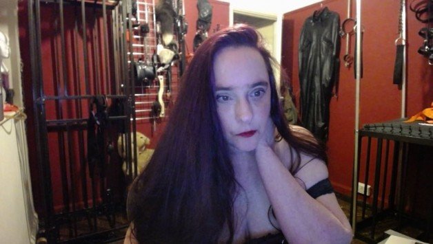 Photo by JammyBitch with the username @JammyBitch,  October 31, 2017 at 10:19 AM and the text says 'I&rsquo;m available for all manner of kinky fun and games on DIRECT CAM VIA MY OWN WEBSITE www.randomobscurra.co.uk Wondering what you can expect from a session with me ? Well here are a few examples of how you may find me generally I’m approachable and..'