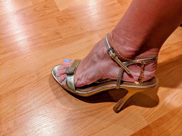 Photo by SexWithMilfStella with the username @SexWithMilfStella, who is a star user,  January 25, 2023 at 11:55 AM. The post is about the topic Girls with High Heels and the text says 'Gold on gold. #milfstella #highheels #cutefeet #paintedtoenails #anklet'