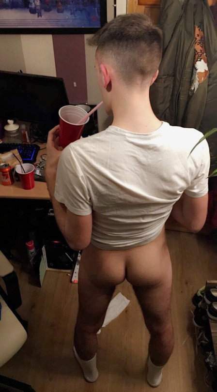 Photo by maximilian69 with the username @maximilian69,  January 2, 2020 at 2:17 PM. The post is about the topic Twinks and the text says 'what a nice view ;) 
#twink #gayparty'
