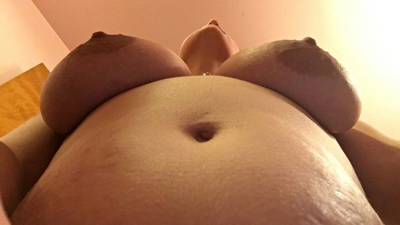 Photo by Daddy Noah? with the username @noah-daddy99,  January 2, 2020 at 11:45 PM. The post is about the topic Babymom Boobs and the text says 'God I love this view😍 If there's one thing my babymom knows how to do, it is taking amazing pics like this👅 What do yall think?🤔'