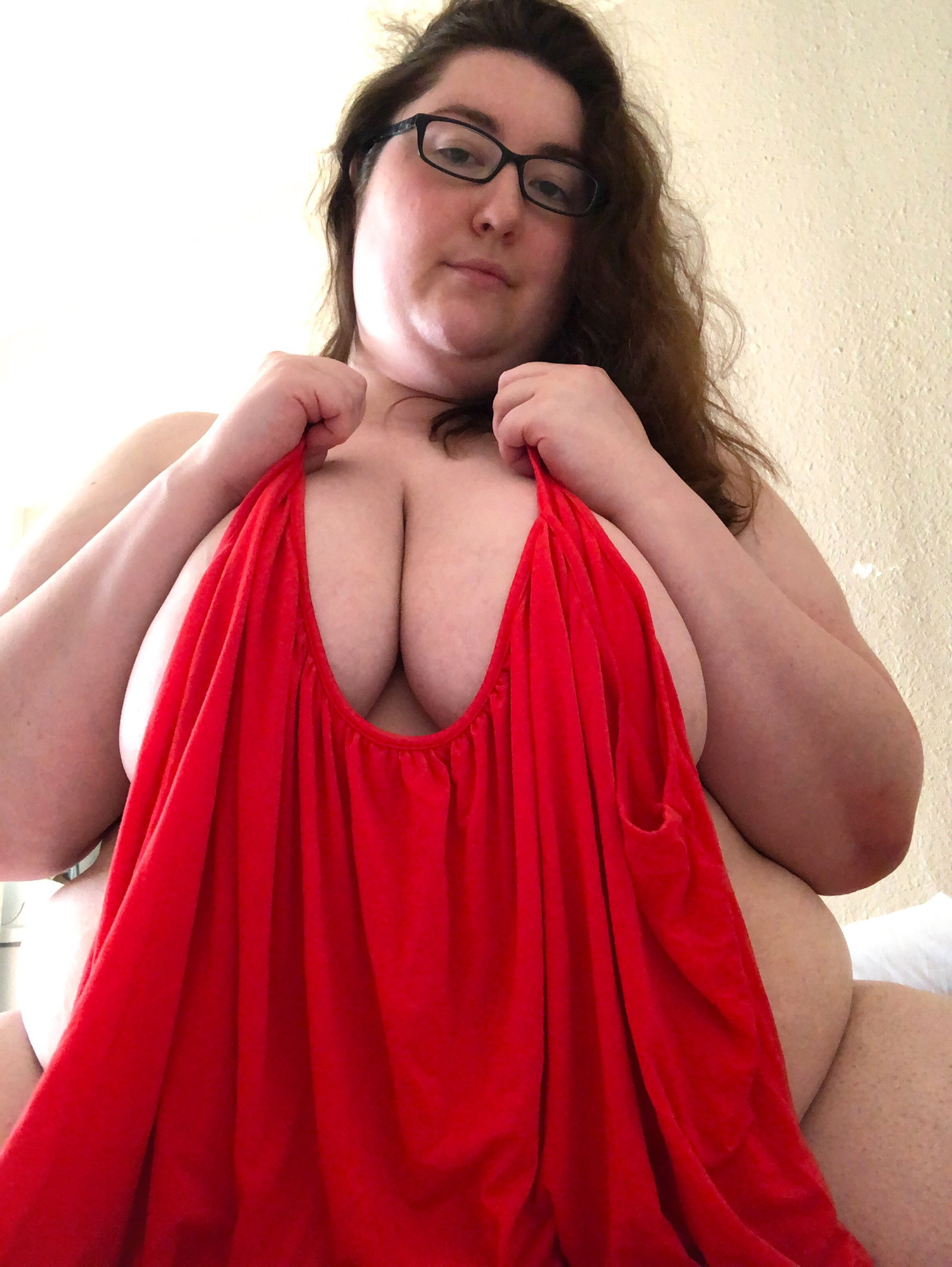 Photo by thegoodhausfrau with the username @thegoodhausfrau, who is a star user,  April 28, 2019 at 9:04 PM. The post is about the topic BBW and the text says 'Red Cami'