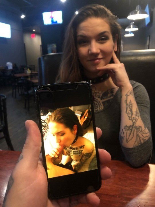 Photo by Wife Watchers World with the username @wifewatchersworld,  January 15, 2019 at 5:41 AM and the text says 'Wow imagine being at dinner with your wife and asking her how her day was and she passes you her phone.
I’d be calling for the bill straight away.
So hot'