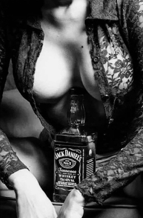 Photo by MaxvJ with the username @MaxvJ,  June 8, 2017 at 6:15 AM and the text says '#jack  #daniels  #Tennesse  #love  #dream  #whiskey  #boobs  #sexy  #women  #drunk  #Black  #and  #White  #fuck  #me'