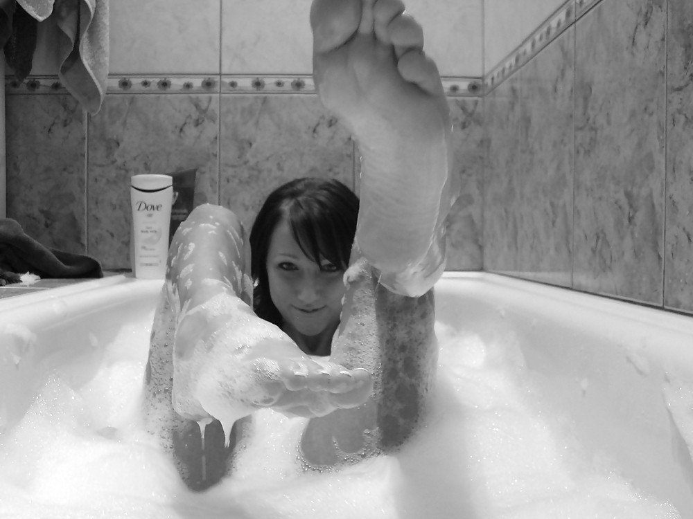 Photo by MaxvJ with the username @MaxvJ,  October 9, 2015 at 9:34 AM and the text says '#feet  #bathroom  #girly  #love  #dream  #Black  #and  #White  #bathing  #baden  #touch  #me  #fuck  #me'