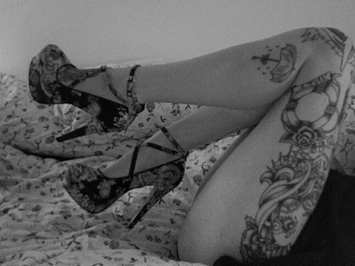 Photo by MaxvJ with the username @MaxvJ,  May 31, 2013 at 10:57 AM and the text says '#black  #and  #white  #sexy  #tattoo  #girl  #high  #heels  #Tattoos  #Hot  #legs  #salto  #sapato  #tatuagem  #sex  #skinny  #tatto'