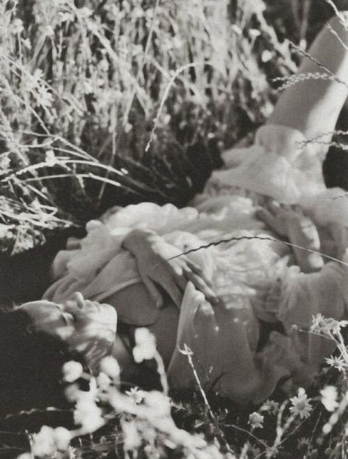 Photo by MaxvJ with the username @MaxvJ,  October 28, 2013 at 6:32 AM and the text says '#sleeping  #black  #and  #white  #flowers  #grass  #girl  #photography'
