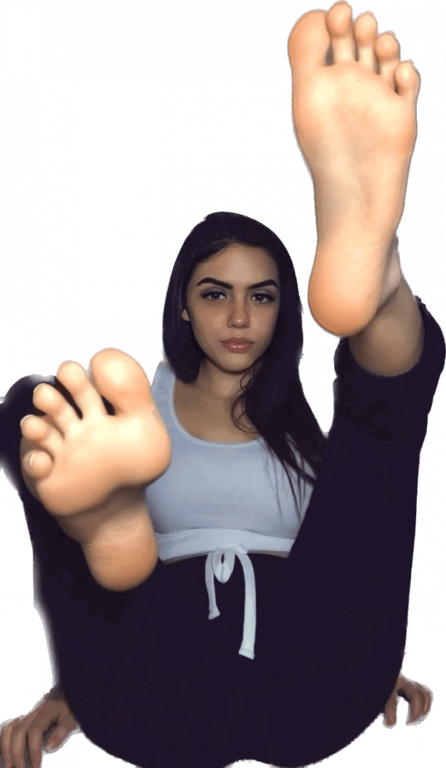 Photo by hardforfeet69 with the username @hardforfeet69,  October 7, 2022 at 7:10 PM. The post is about the topic CummyToes and the text says 'i want her feet in my mouth..'