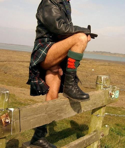 Photo by aussiemate with the username @aussiemate,  July 28, 2020 at 2:57 AM. The post is about the topic Men in Kilts and the text says 'hot!'