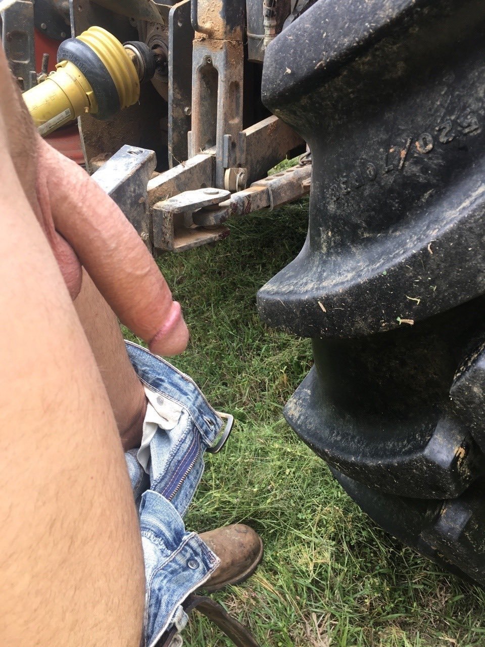 Photo by aussiemate with the username @aussiemate,  July 28, 2020 at 6:34 AM. The post is about the topic Gay tradie and the text says 'now thats a drill bit'