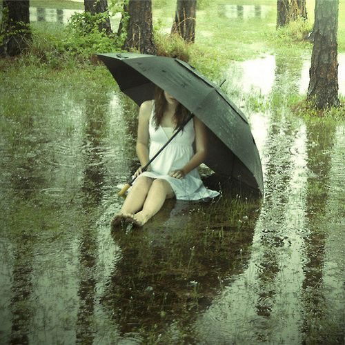 Photo by pdS with the username @pdS,  October 1, 2014 at 11:24 PM and the text says 'I used to be like a lil girl under the rain.
And now, that, without you… means nothing at all.
Hope u are being happy… #RAIN'