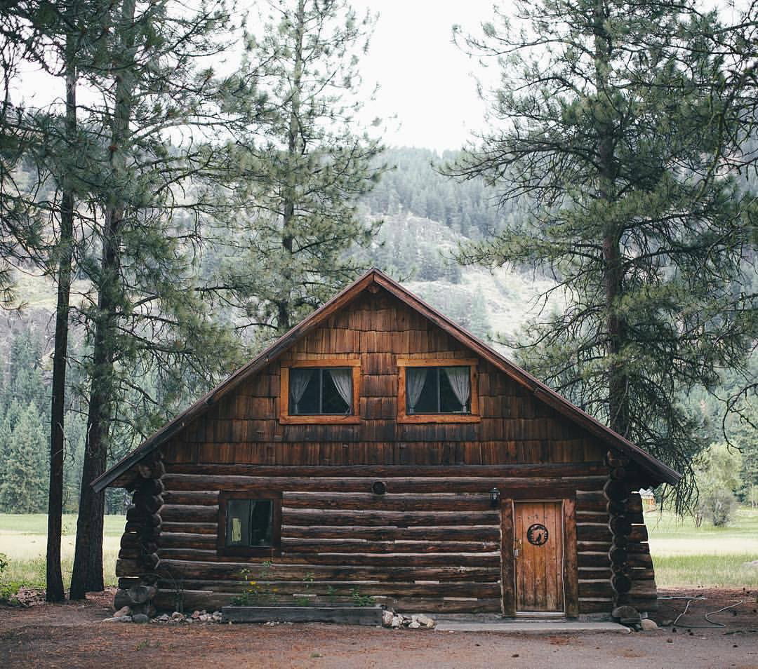 Photo by pdS with the username @pdS,  July 19, 2017 at 8:28 PM and the text says 'pieceofwilderness:
My kind of living  via @fursty #cabin
http://man.center

Here'