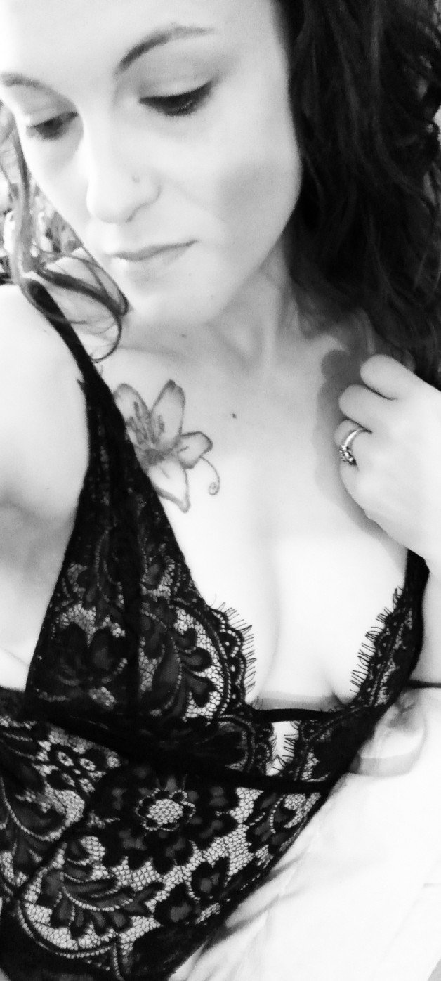 Watch the Photo by Alexis Mitchell with the username @AlexisMitchell402, who is a star user, posted on May 6, 2021 and the text says 'Come check us out on Chaturbate! gonna be on around 12:30est'