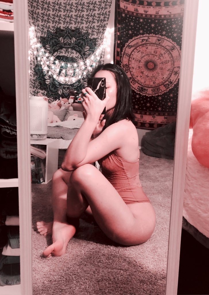 Photo by rosetriponly with the username @rosetriponly, who is a star user,  February 27, 2020 at 5:58 AM and the text says 'im active on OnlyFans right now ♥️'