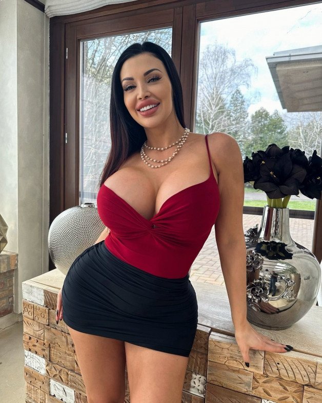Photo by Lauren with the username @Laurenn,  April 9, 2024 at 10:44 PM. The post is about the topic Aletta Ocean and the text says '#alettaOcean'