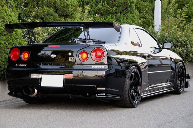 Photo by misfetiches with the username @misfetiches,  March 8, 2016 at 3:29 PM and the text says 'yesmencars:

Car Blog #nissan  #skyline  #gt-r'