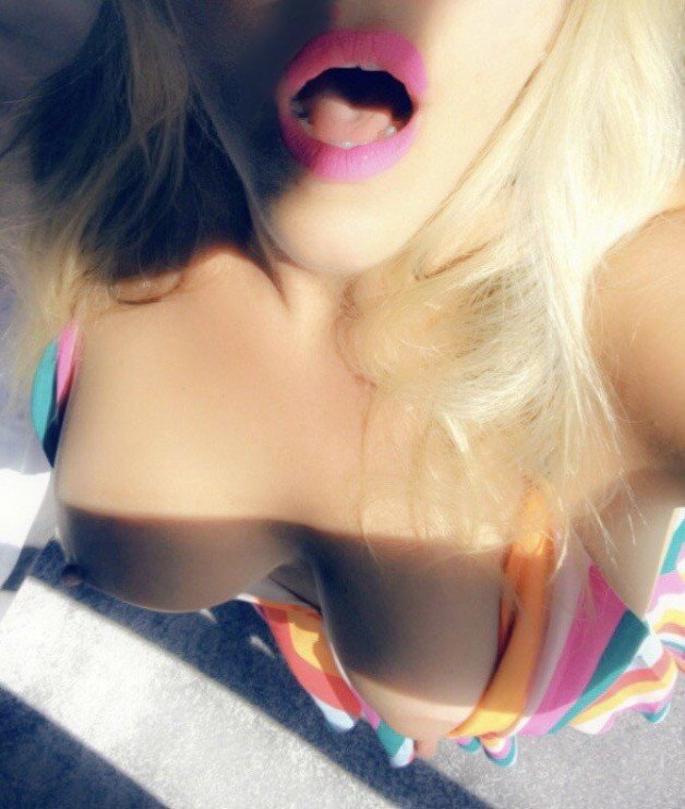 Photo by Kitten with the username @daddysirslittleslut, who is a verified user,  January 24, 2021 at 6:12 PM. The post is about the topic Side-boob & downblouse and the text says 'SUNday.☀️ #daddysirslittleslut #tits #blondes #downblouse'