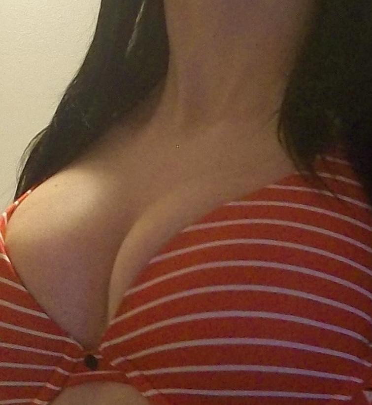 Photo by AAwywy124 with the username @AAwywy124,  March 21, 2020 at 11:47 PM. The post is about the topic Amateurs and the text says 'look at these boobs😍😍'