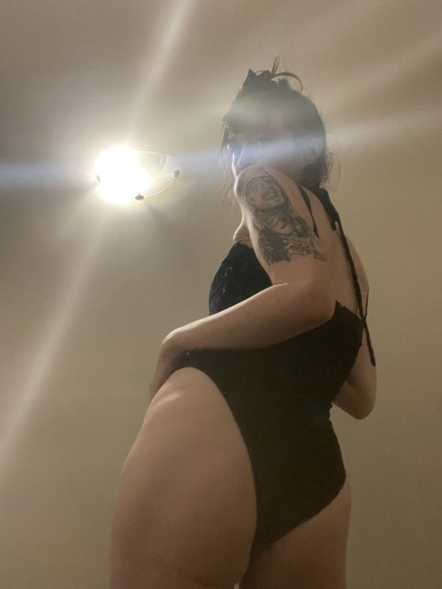 Photo by Miss Murdah with the username @missmurdah, who is a star user,  September 7, 2022 at 2:26 AM and the text says 'its been a hot minute since ive posted. took a break due to a major injury but im back 😈 peep my OF for 50% off!'