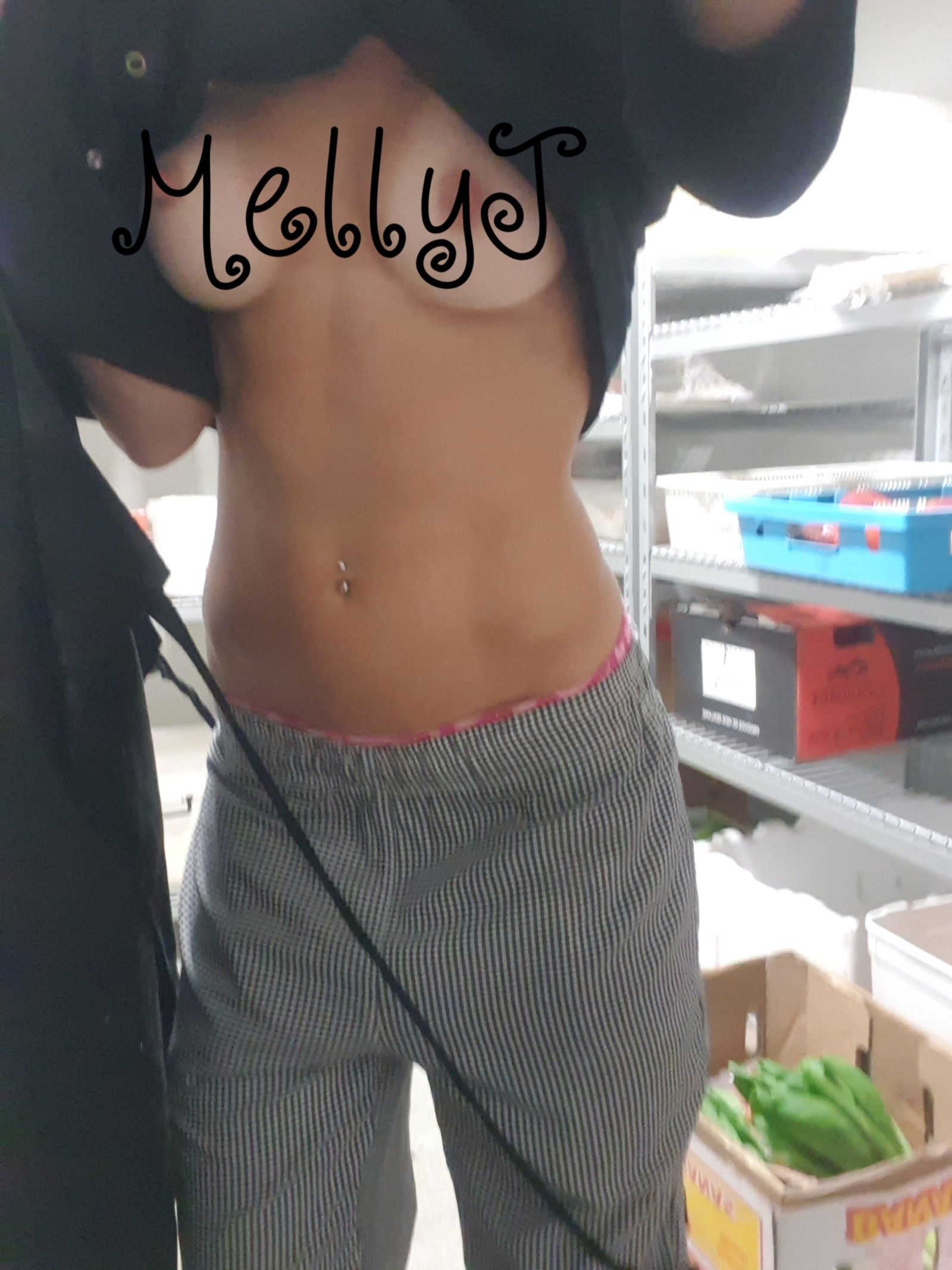 Photo by Melly.j with the username @Melly.j, who is a star user,  April 3, 2020 at 8:16 AM and the text says 'Unfortunately, due to the virus, I lost my job as a chef 😔
So help support this poor, unemployed chef 😁🙏
Follow me on Onlyfans to see more. 
FREE subscription. 
https://onlyfans.com/hippiechef'