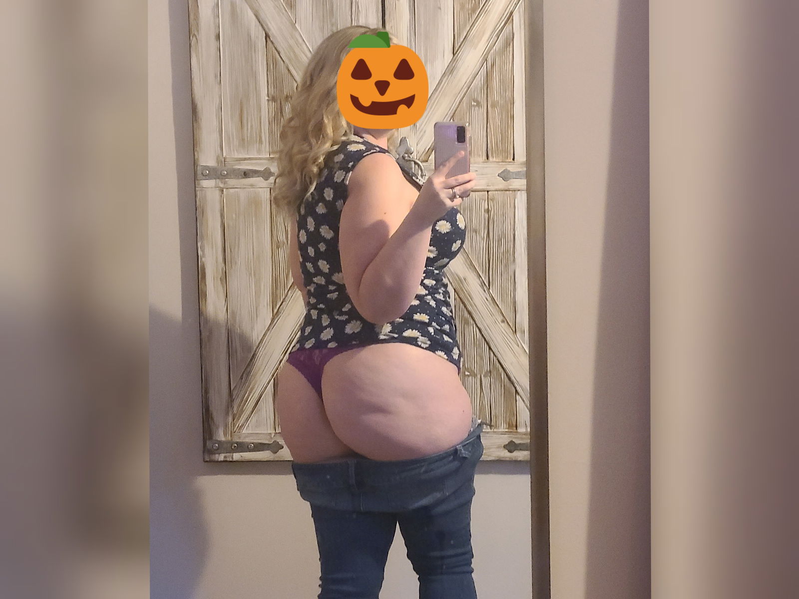 Photo by SquishyMilfy with the username @SquishyMilfy, who is a verified user,  September 4, 2020 at 3:59 PM. The post is about the topic chubby amateurs and the text says '🖐️🍑'