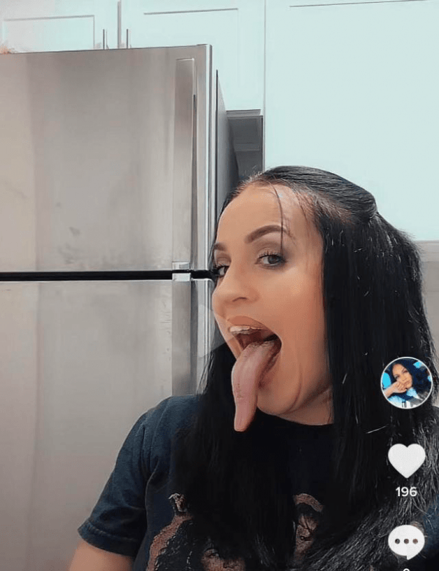 Photo by Lesliebean with the username @Lesliebean,  December 7, 2021 at 6:31 PM. The post is about the topic Long Tongues