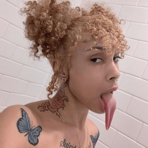 Photo by Lesliebean with the username @Lesliebean,  December 7, 2021 at 6:11 PM. The post is about the topic Long Tongues